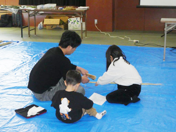 親子で制作しているところ