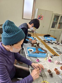 松ボックリに着色する参加者さん