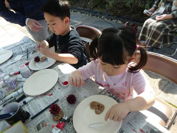 制作に励む子供たち