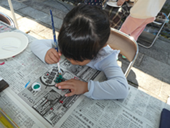 制作に励む子供たち