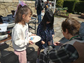 制作に励む子供たち、親御さんたち