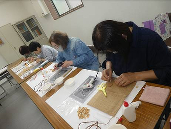 熱心に制作される参加者の方々