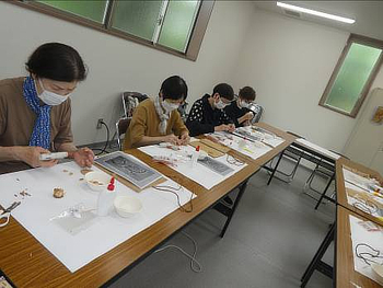 熱心に制作される参加者の方々