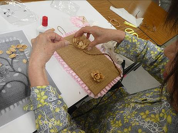 作った花、麻ロープの枝、ピスタチオの殻の葉っぱを張り付けます