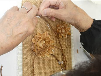 作った花、麻ロープの枝、ピスタチオの殻の葉っぱを張り付けます