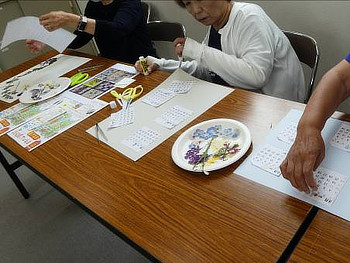 色画用紙にカレンダーと押し花をデザインして貼り付けます