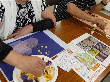 色画用紙にカレンダーと押し花をデザインして貼り付けます