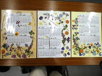 押し花の選択や配列でそれぞれ違う雰囲気の素敵なカレンダーが完成