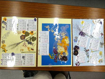 押し花の選択や配列でそれぞれ違う雰囲気の素敵なカレンダーが完成