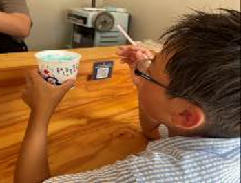 熱中症対策のかき氷を食べる子ども