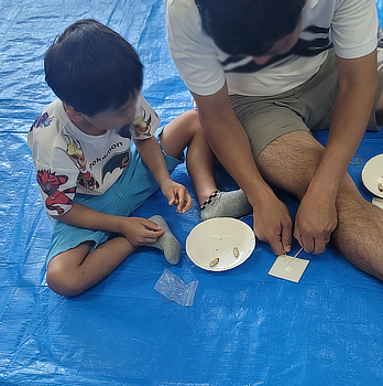 セミのストラップを作る親子