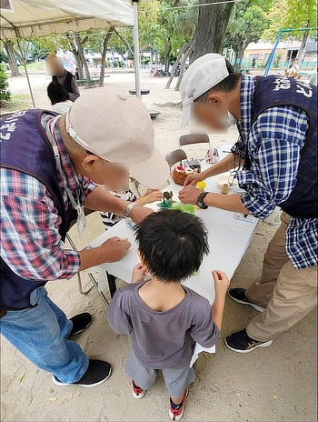 スタッフから教えてもらう子供たち