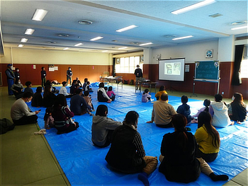 講師の方の説明をきく参加者たち