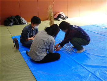 講師の方のサポートでしめ縄づくりに挑む親子