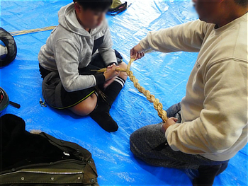 親子で協力してしめ縄をつくっています