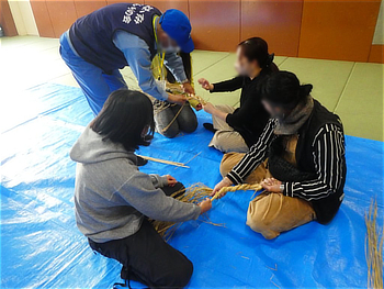 講師の方のサポートでしめ縄づくりに挑む親子たち