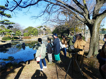 バードウオッチングしているみなさん