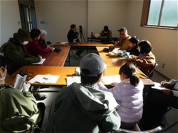 鳥合わせをして野鳥の色々なお話を聞いています
