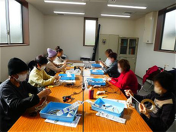 制作に取り組む参加者のみなさん