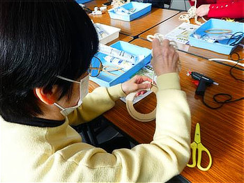 制作に取り組む参加者