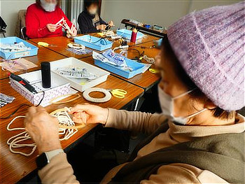 制作に取り組む参加者