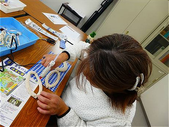 制作に取り組む参加者