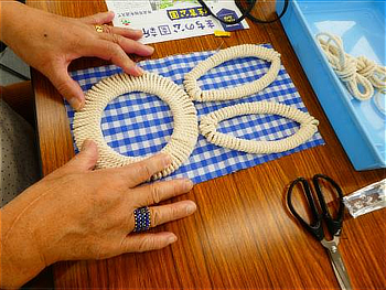 荷造りロープをウサギ型の段ボールに巻き付け、好きな布を張り付け