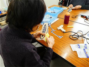 制作に取り組む参加者