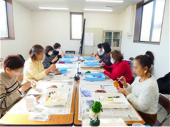 参加されたみなさん、真剣に制作しています!