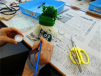 色付けしたミニ植木鉢を体にします