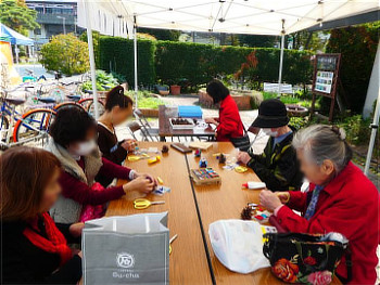 参加されたみなさん。熱中されてます!