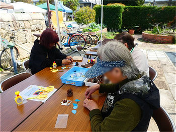 熱心に制作される参加者たち