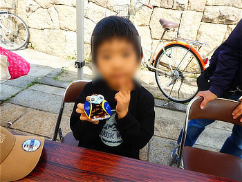 完成した作品を見せてくれる参加された子供