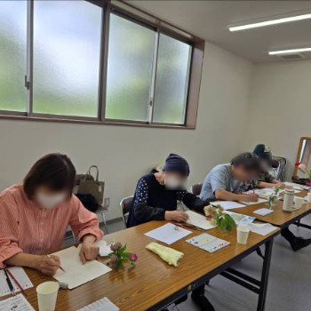 熱心に描く参加者のみなさん