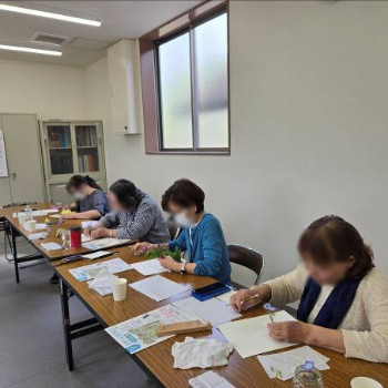 熱心に描く参加者のみなさん