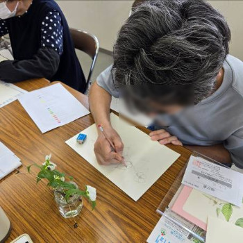 鉛筆で忠実に実物大に書き写してます