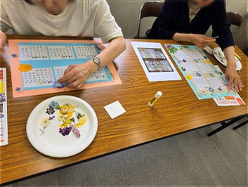 色画用紙にカレンダーと押し花をデザインして貼り付け