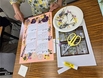 色画用紙にカレンダーと押し花をデザインして貼り付け