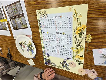 色画用紙にカレンダーと押し花をデザインして貼り付け
