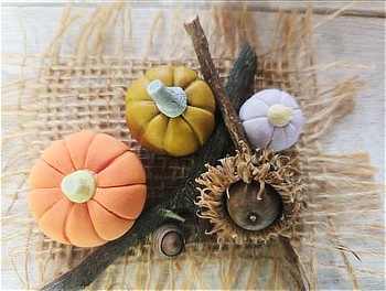 粘土で作ったカボチャとクヌギの枝・どんぐりのハロウィン飾り