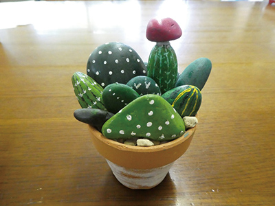 石ころアート（サボテンの寄せ植え）