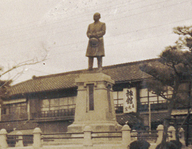 写真㋺ 旧住吉公園駅（現住吉大社駅）前「松本重太郎銅像」