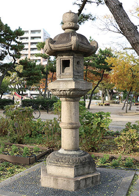 汐掛道に沿って立ち並ぶ住友燈籠(住吉公園内)