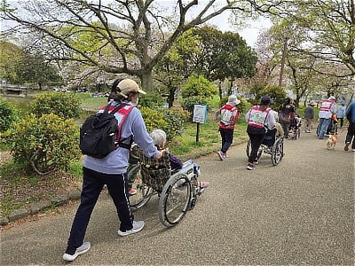 ヒーリングガーデナークラブが車椅子を押してる様子